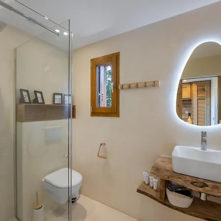 De Charme Avec Cheminée Et Balcon Ensoleillé à - Fr-1-564-84